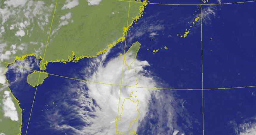輕度颱風「紅霞」持續增強並通過巴士海峽，外圍環流影響東南部，氣象署已發布豪雨、強風特報。（圖／中央氣象署）