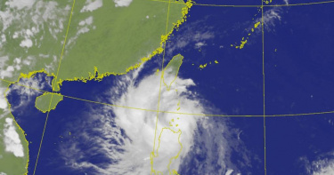 輕度颱風「紅霞」持續增強並通過巴士海峽，外圍環流影響東南部，氣象署已發布豪雨、強風特報。（圖／中央氣象署）
