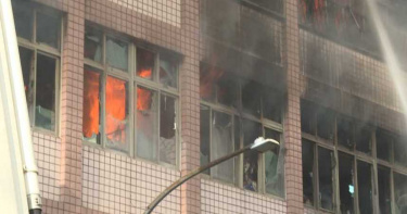 專家教你遇上火災怎麼辦 勿躲浴室、毛巾弄濕要擰乾才遮