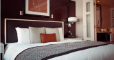 為了提倡環保，台灣旅宿業自2025年起實施一次性用品減量政策，牙刷、牙膏、梳子等不再主動提供。（示意圖／Pixabay）
