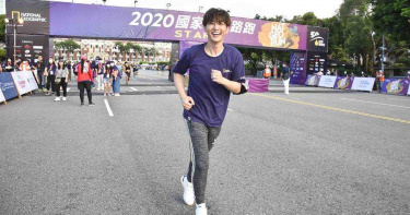炎亞綸為路跑鳴槍 20小時未闔眼 小跑1公里國中回憶湧上心