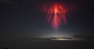 深夜出現橙色閃光 天文奇景「紅色精靈」飛舞在美國高空