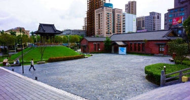 怪男子布巾遮體 西本願寺公園「逢人就露鳥」