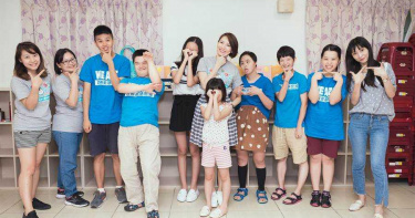 攜女發傳單做公益 林佳儀逗樂憨兒