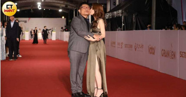 金鐘55/差24歲「父女配」紅毯激吻!許效舜二婚嫩妻曝光 親揭夫妻情趣
