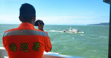大陸抽砂船包圍馬祖 海巡嘆:無法可抓