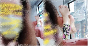 台北公車大媽「灰指甲外露」抬腳靠窗戶 前座乘客崩潰:味道很濃