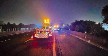 機車誤闖國道怎麼辦?國道警給解答:停路肩、護欄外待援