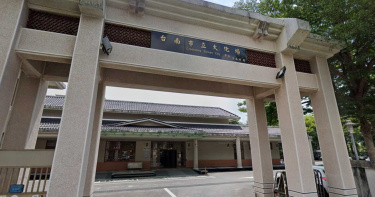 台南火化場棺木摔地破裂!「往生者遺體外露」眾人嚇傻 值案禮儀師跪地