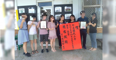 介達國小曾在109學年度獲得台東縣教學卓越獎,外界前往貼紅榜,向校長朱慧清(右3)慶賀。(圖/取自國民中小學課程與教學資源整合平臺)