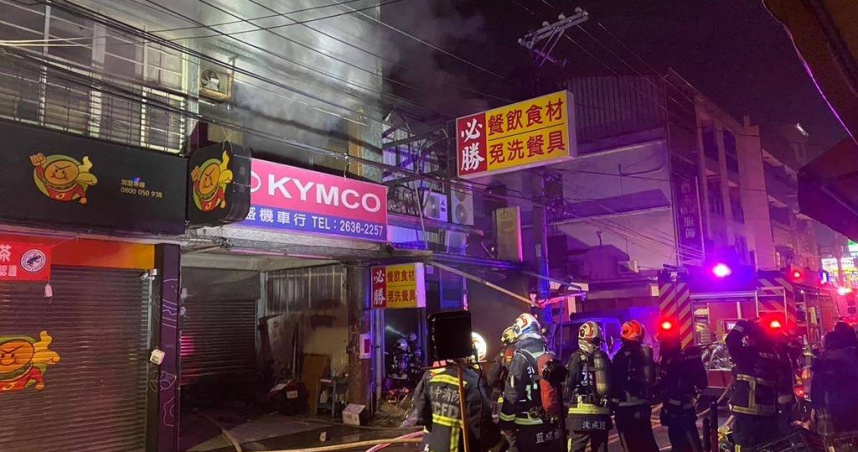 沙鹿免洗餐具店深夜突發大火，延燒隔壁住戶無人傷亡。（ 圖／翻攝畫面）