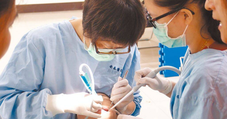 屏東縣是無牙醫鄉比例最高的縣市之一，全縣33鄉鎮市共255名牙醫，有13鄉無牙醫。圖為東港安泰醫院牙醫看診。（圖／東港安泰醫院提供／中國時報謝佳潾屏東傳真）