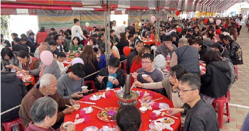 澎湖赤崁娘家宴，今年恢復150桌的水準。（圖／許逸民攝）