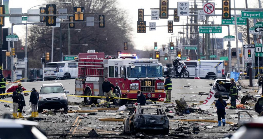 一架小型飛機在費城墜毀後，調查人員正在現場工作。（圖／美聯社／達志）