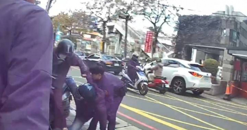 新莊1名男子突心臟病發，其妻急衝派出所求助，員警立馬鳴笛駕車送醫，病患這才無大礙。（圖／翻攝畫面）