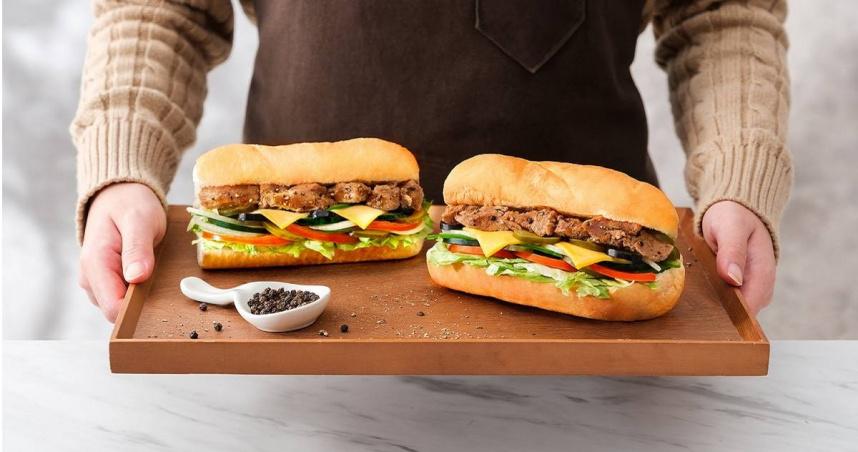 SUBWAY春季主打6吋「黑胡椒嫩豬潛艇堡」，即日起～4/29限定販售。（台灣本島150元、金門、澎湖155元，圖／SUBWAY提供）