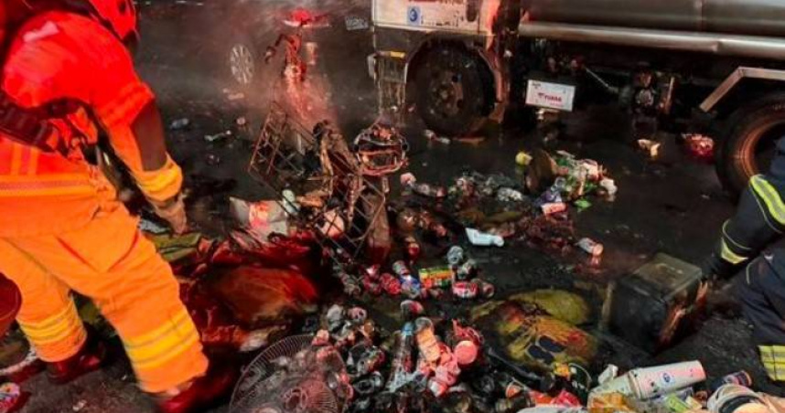 涂男騎著載滿回收物品的機車上路，未料該車卻起火燒成火球，嚇壞騎士急停路旁逃生。（圖／翻攝畫面）