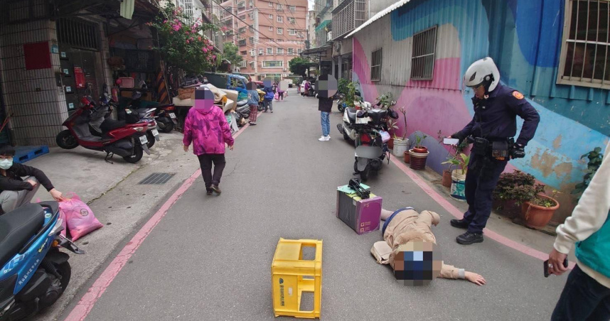 女騎士沿民族路426巷往仁愛街方向行駛早床墊壓傷，目前並未提出傷害告訴。（圖/翻攝畫面）