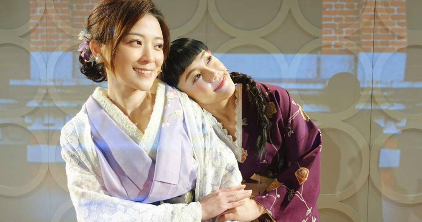 卓文萱（左）與張允曦在沉浸式舞台劇《西門町一番地》飾演跨時代的母女，23日進行本次巡演最後一場演出。（圖／全民大劇團提供）