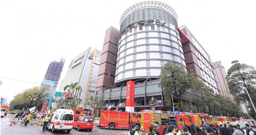 新光三越才剛發生氣爆不久，今（25日）上午又飄瓦斯味，警消獲報後立即派員趕抵現場查看，不過並未探測到瓦斯洩漏情形。 （圖／翻攝自盧秀燕臉書）