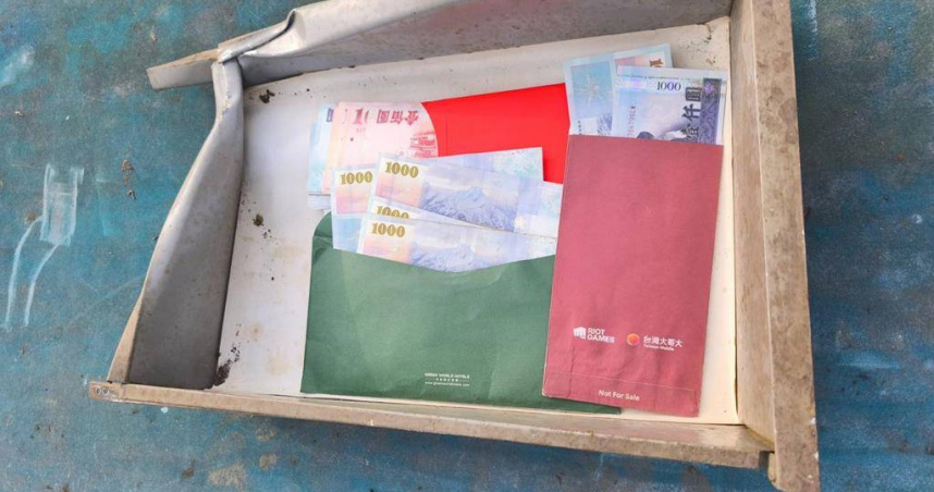 南投市公所清潔隊進行收費清運服務,卻意外在辦公桌抽屜夾層發現好幾個紅包。(圖/南投市公所提供)