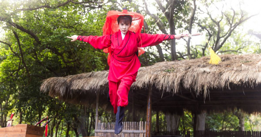 安心亞拍攝數次被鋼絲吊著飛，下戲後大喊吃不消。（圖／公視台語台、華視提供）