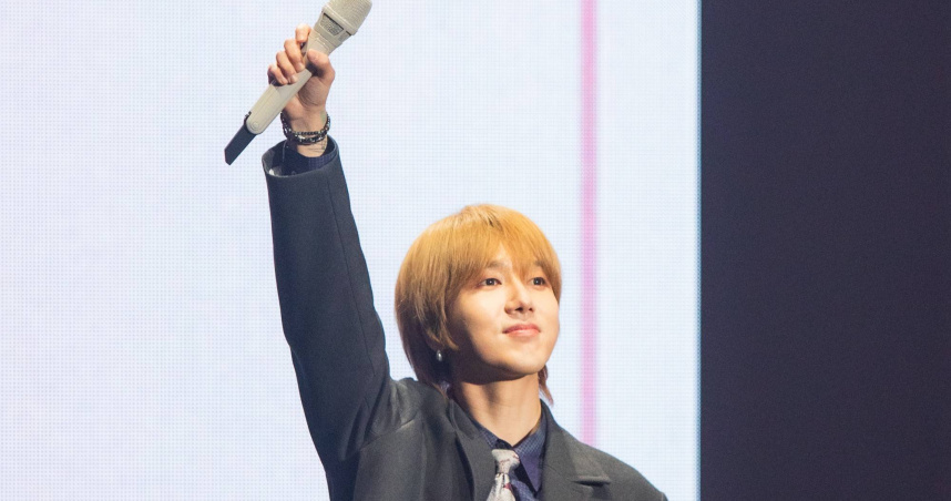 藝聲戴著手環上台，但後來弄丟了一個。（圖／讀者提供）