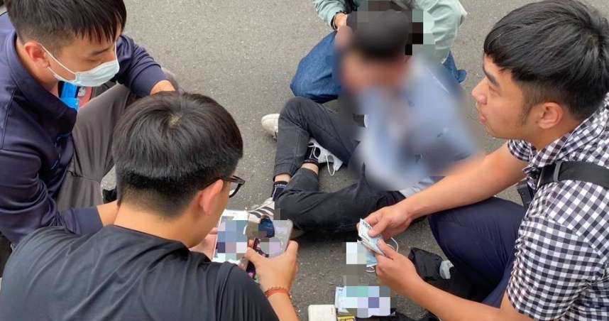 屏東警分局埋伏逮獲蔡姓男車手，當場查扣手機、高鐵、台鐵車票及20萬元贓款 。（圖／翻攝畫面）