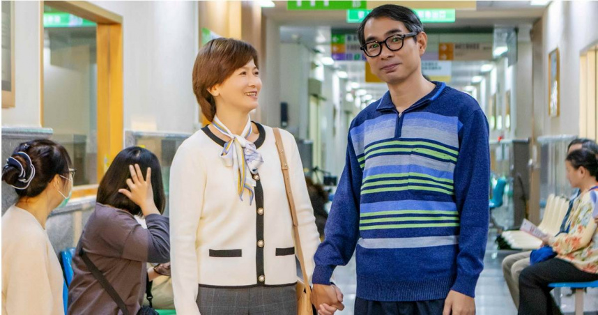 謝其文（右）與謝瓊煖（左）在劇中飾演一對恩愛的夫妻。（圖／華視提供）