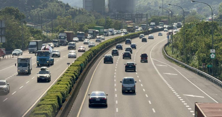 國道1號的五堵至汐止交流道段在尖峰時刻常塞車，交通處高速公路局已匡列經費36億5千萬元協助拓寬以及補強邊坡工程，預計2031年完工。（圖／立委王正旭辦公室提供）