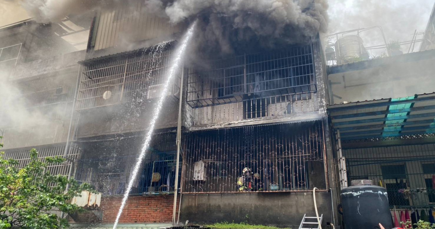 鶯歌福隆一街某3層樓住宅今發生火警，2人受困三樓救出後無生命跡象。（圖／翻攝畫面）