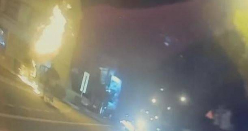 羅男酒後情緒不佳竟在路旁花圃縱火，且犯行後還騎單車落跑，結果全被民眾拍下發文。（圖／翻攝畫面）