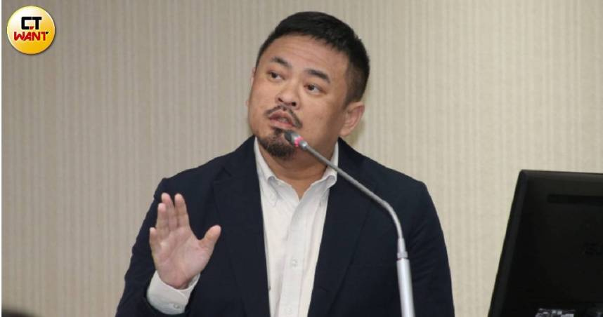 勞動部長洪申翰9日表示，即便企業受關稅衝擊，也必須合法合規，勞動部會避免企業濫用減班休息，相關補助方案這部分都會注意。（圖／黃鵬杰攝）