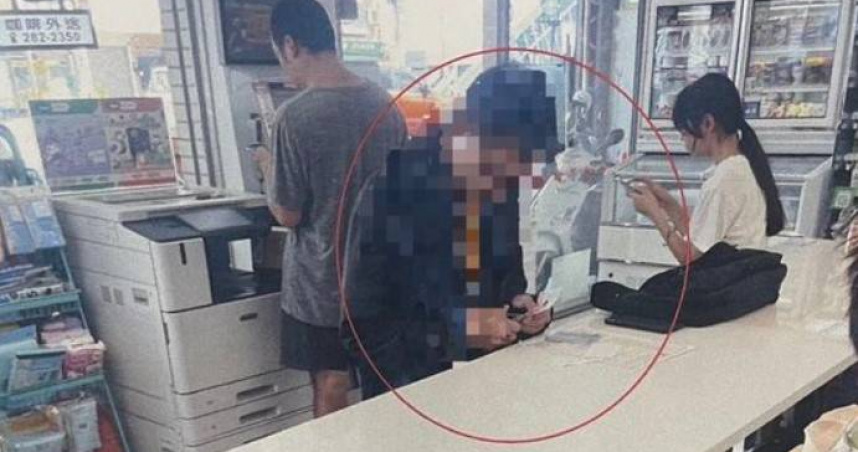 林姓男車手在超商製作詐團常見的「狗牌」，遭警方盯上當場活逮，這才阻詐保住被害人財產。（圖／翻攝畫面）