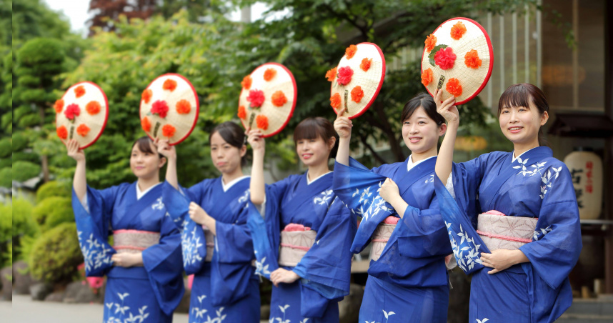 北投晶泉丰旅攜手「日本之宿 古窯」推出「湯饗款待‧一泊二食」住房專案，當客人抵達飯店時會有女將團隊至大門口迎接。（圖／日本之宿 古窯提供）