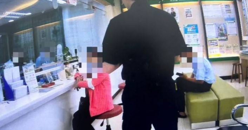 曾姓夫妻因股市動盪擔心貶值，隨即領288萬買黃金保值，警方確認並非遇詐便護鈔返家。（圖／翻攝畫面）