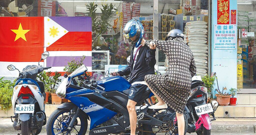 勞動部日前預告擬開放畢業僑外生從事客運、貨運司機等工作，也允許在台資深移工可轉任中階護佐，未料7日公告卻通通刪除。（圖／報系資料照）