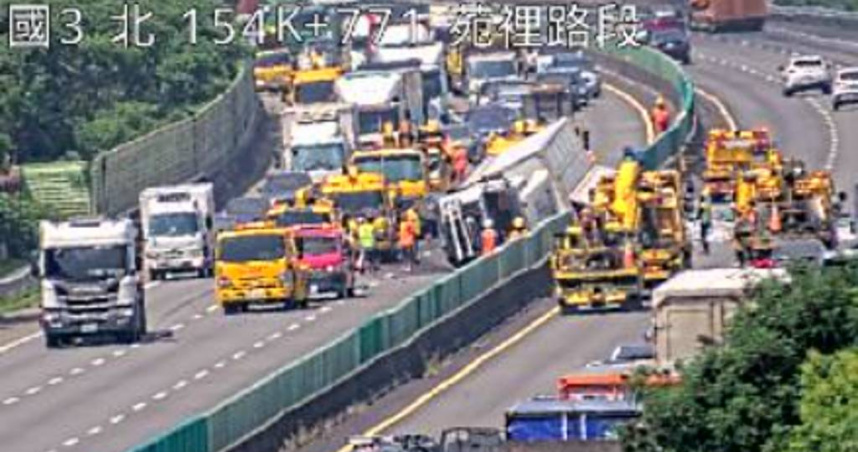 國道3號驚險翻車，大貨車自撞翻覆釀雙向大塞車。（ 圖／翻攝畫面）