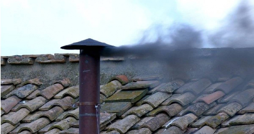 稍早，梵蒂岡西斯汀教堂的煙囪再度冒起黑煙，意味著目前仍未選出新教宗。（圖／翻攝VATICAN NEWS）