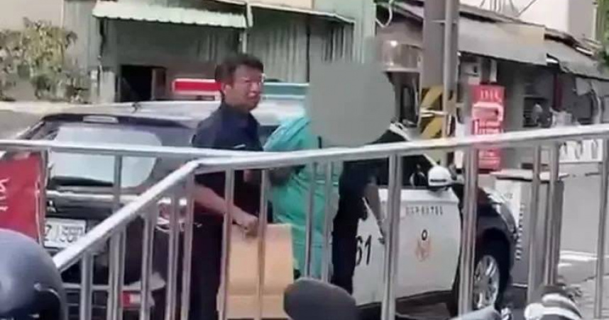 台南市東區23日發生人倫慘案，49歲趙姓男子因不滿父親催促找工作，持刀刺死76歲父親後報警自首。警方到場時趙男神情呆滯，主動配合上銬。（圖／翻攝照片）