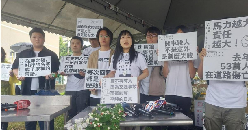 還路於民行人路權促進會發起的「白紙鶴追思活動」25日在事發地舉行。（張鎧乙攝）