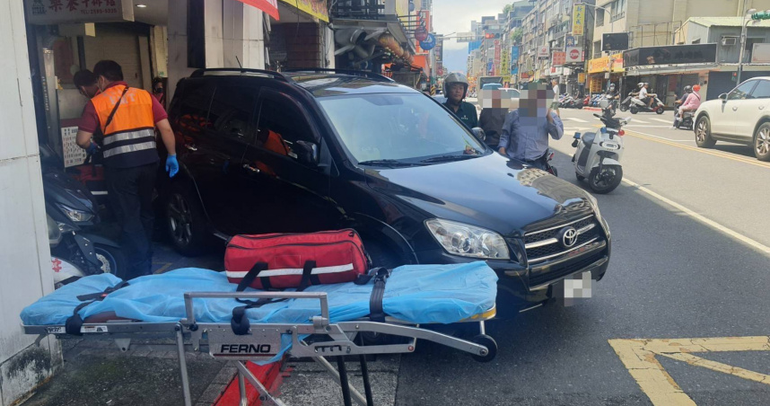 北市大同區延平北路與昌吉街口27日下午1時許,發生一起汽車倒車暴衝事故,而肇禍的74歲鄭姓男子為無照駕駛。(圖/翻攝畫面)
