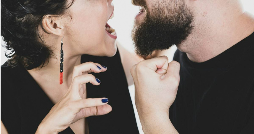 女友獲得60萬元獎金後，男友不滿她優先為自己換車，雙方發生爭執。（示意圖／Unsplash）