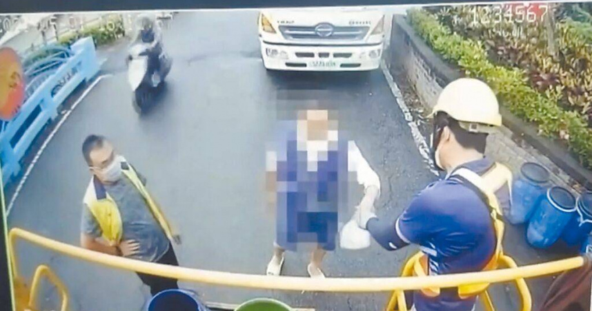 竹山鎮公所清潔隊員發現丟垃圾男子分類不確實拒收，男子暴怒邊辱罵三字經邊出腳踹垃圾車，並恫嚇要讓隊員沒工作。（圖／民眾提供／中國時報楊靜茹南投傳真）