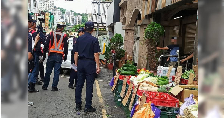 彰化警分局針對中民街等三民市場周邊道路展開清除路障大執法。（圖／中國時報葉靜美攝）