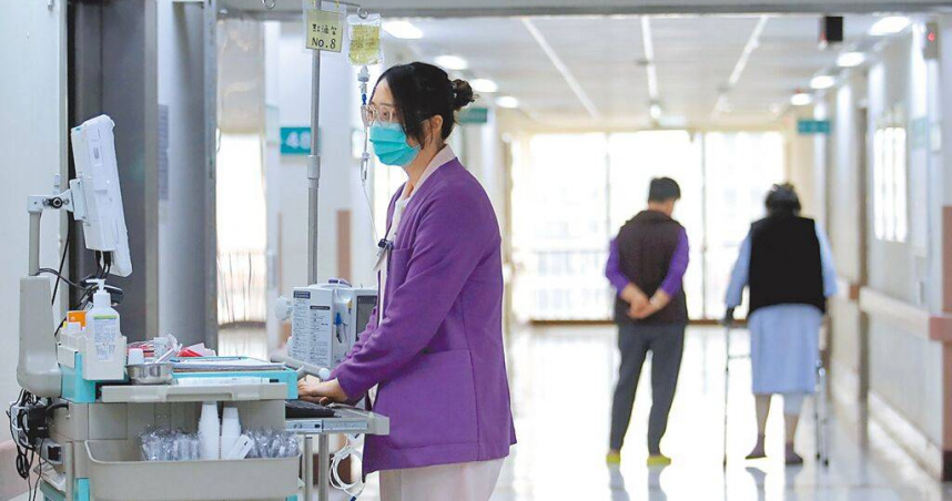 8月起,區域醫院、醫學中心將比照上市櫃公司,違反《勞基法》加班費、加班工時、輪班及一例一休等,開罰金額從5萬元起跳。(圖/報系資料照)