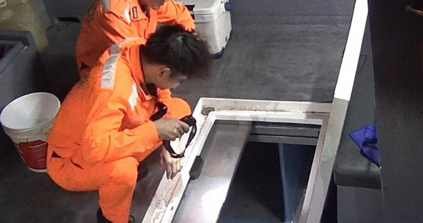 國民黨團批評賴中強是綠營側翼，但卻完全不做功課就亂抹紅在野黨，圖為海巡署在外島水域檢查船隻是否有走私（圖／報系資料照）