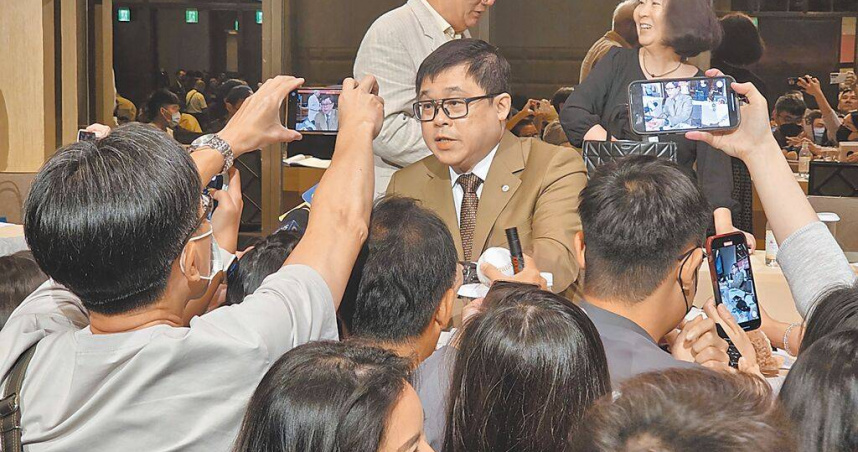 星宇航空13日舉行股東常會，由董事長張國煒（中）主持，會後小股東湧上索取張國煒簽名或詢問經營問題，宛如小型粉絲會。（圖／黃琮淵攝）