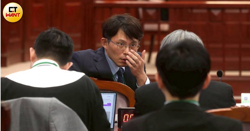 民眾黨主席黃國昌表示，面對國內外挑戰，總統應促成三黨領袖公開對話，真誠回應民意。（圖／劉耿豪攝）