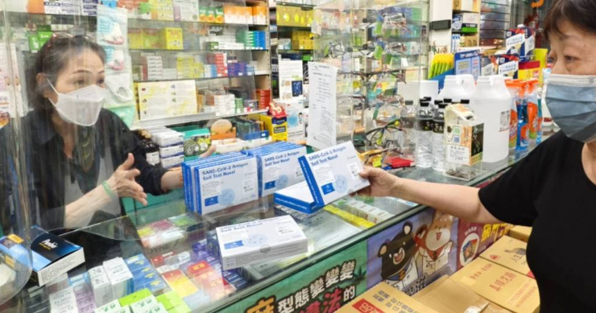 媒體報導基層藥師月薪高達11萬，讓不少民眾相當羨慕，但基層藥師協會澄清，11萬元是計算包含津貼、加班費等加給後的薪資總額、評分到每個月，再加上藥師的工作時間很長，「月薪11萬」應為個案特例，也未反映整體執業藥師待遇現況。圖為藥師在藥局中執業（圖／報系資料照）